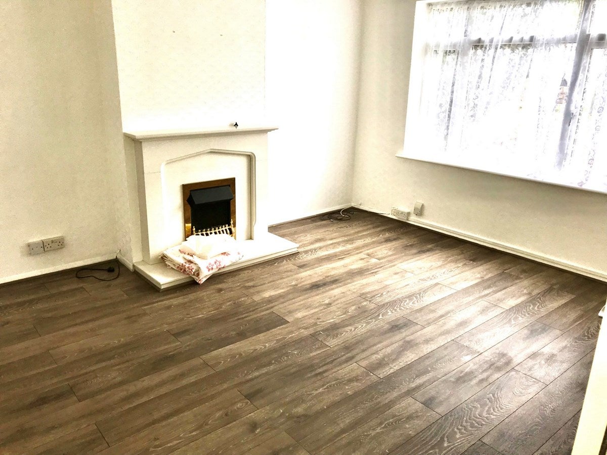Flat Kenton Road in Greater London
