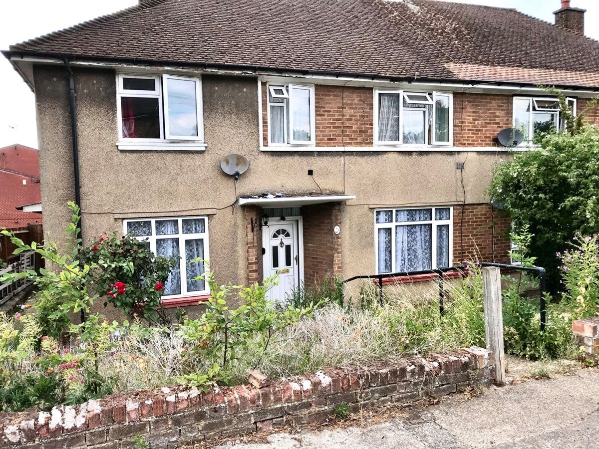 Flat Kenton Road in Greater London