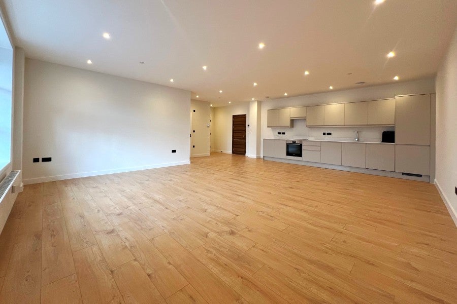 Flat Chobham Road in Woking