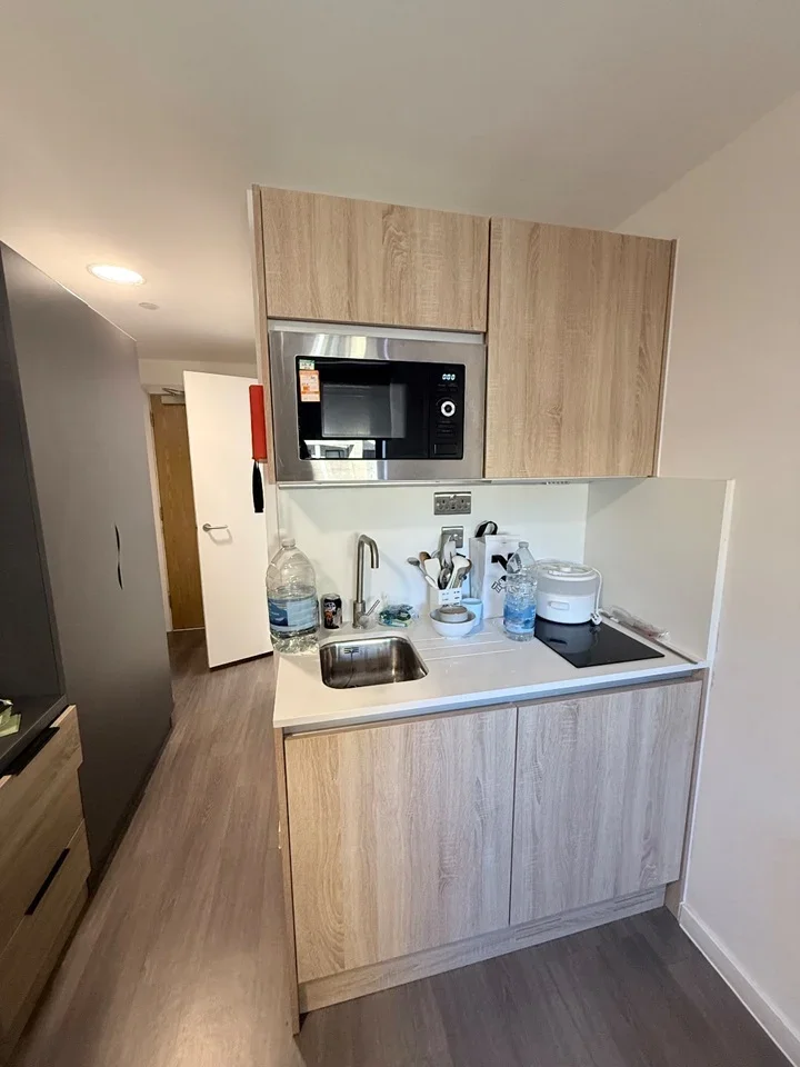 Room Forest Road in Greater London