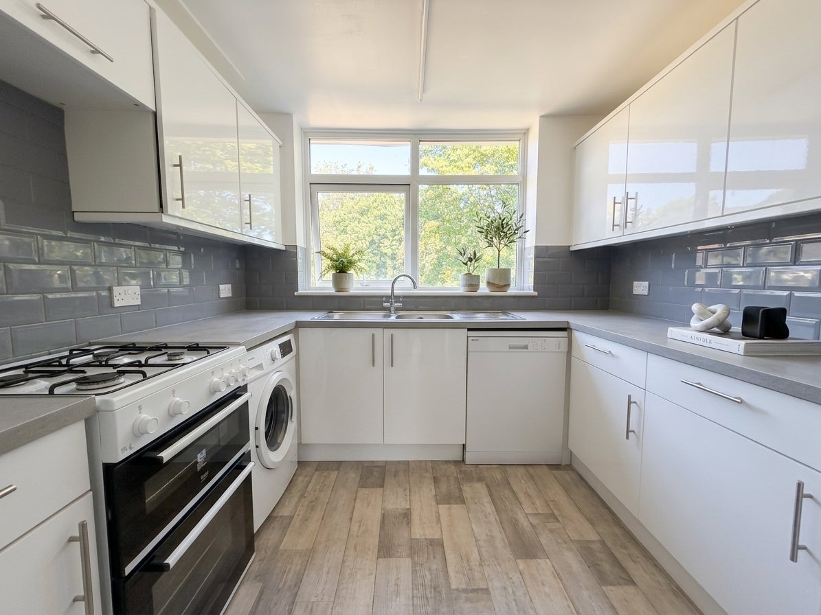 Flat Bourne Way in Greater London