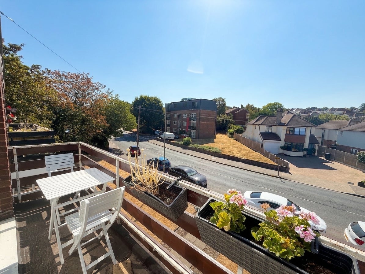 Flat Bourne Way in Greater London