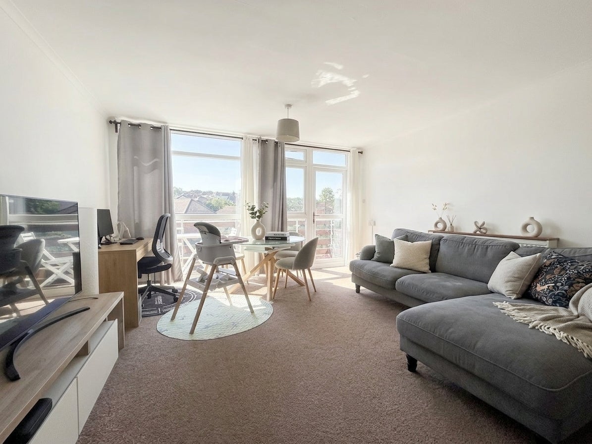 Flat Bourne Way in Greater London