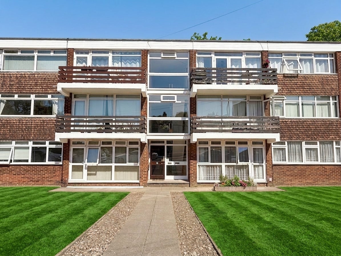 Flat Bourne Way in Greater London