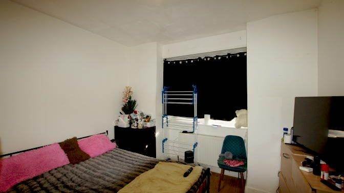 Flat Olive Road in Greater London