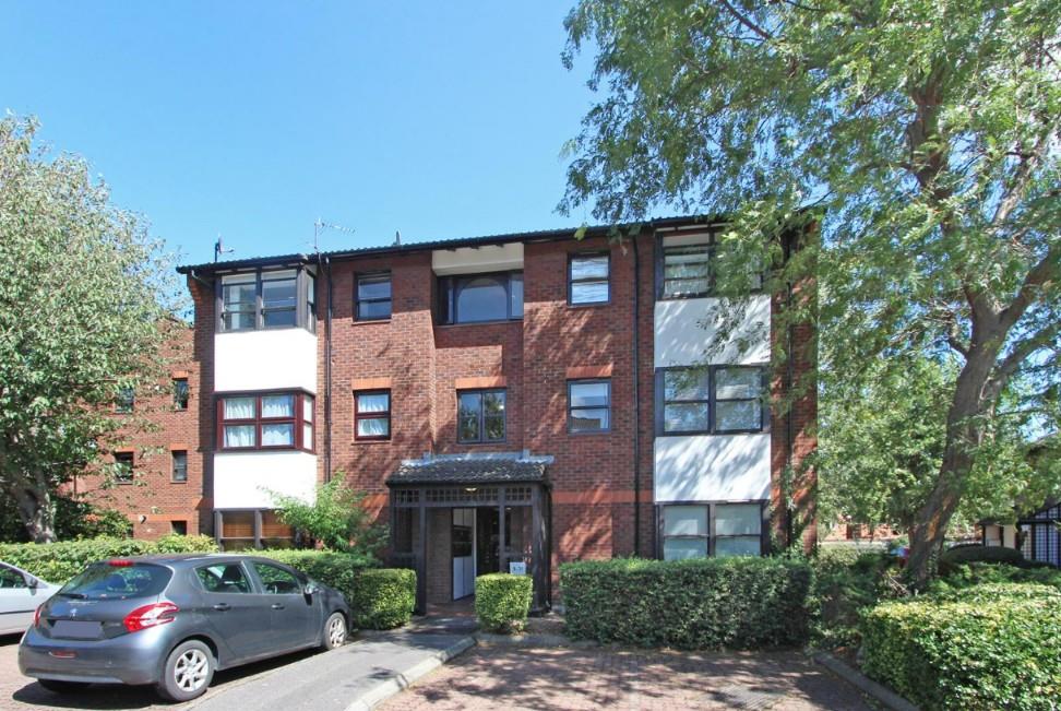 Flat Holley Road in Greater London