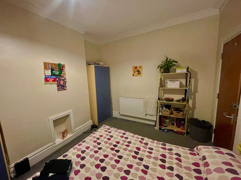 Room Dogfield Street in Cardiff