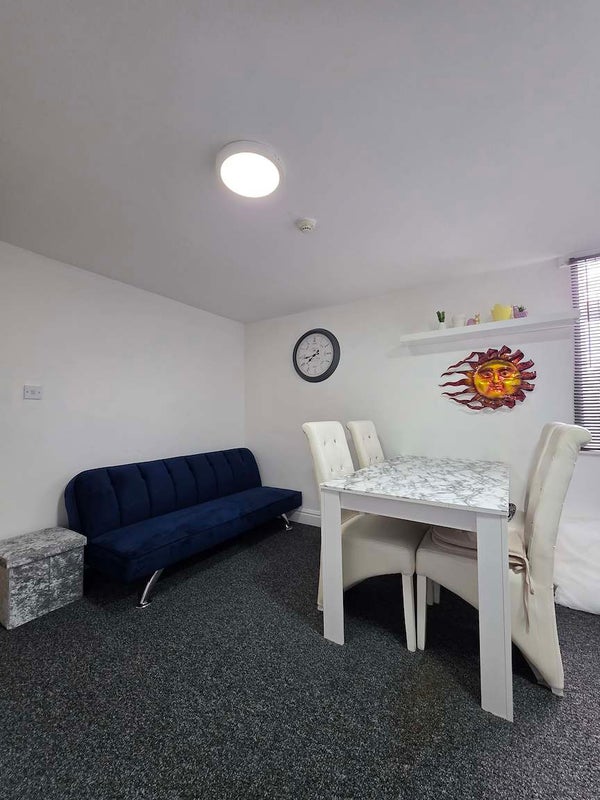 Flat Monthermer Road in Cardiff