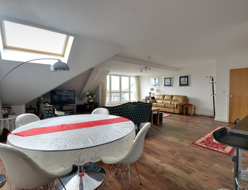 Flat Park Lodge Avenue in Greater London