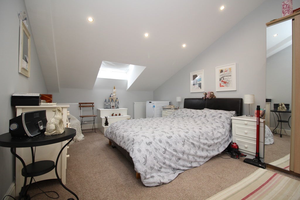 Flat Boxall Walk in Horsham