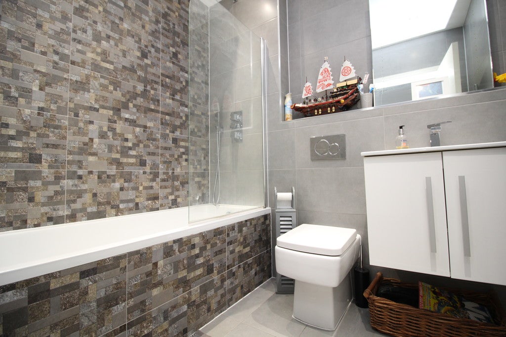Flat Boxall Walk in Horsham