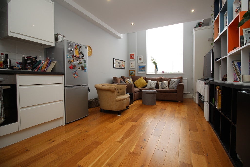 Flat Boxall Walk in Horsham