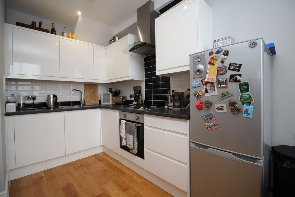 Flat Boxall Walk in Horsham