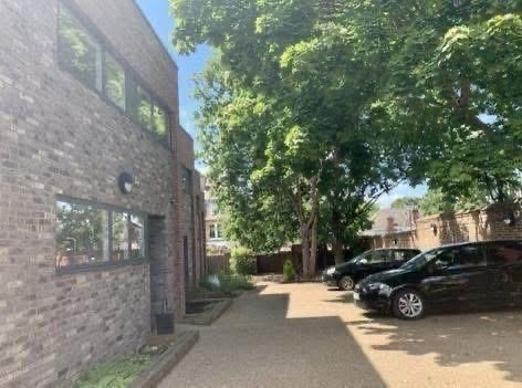 Room Langholm Close in Greater London