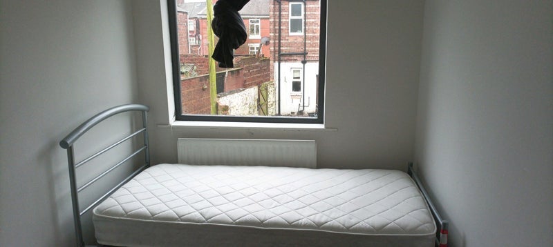 Room Thornton Road in Manchester