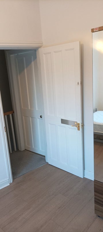 Room Thornton Road in Manchester