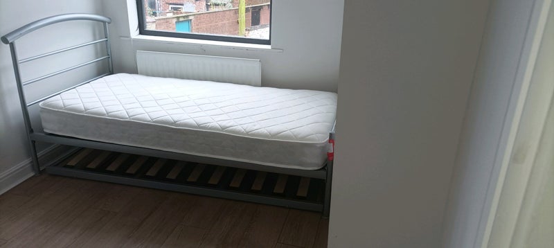 Room Thornton Road in Manchester