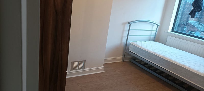 Room Thornton Road in Manchester