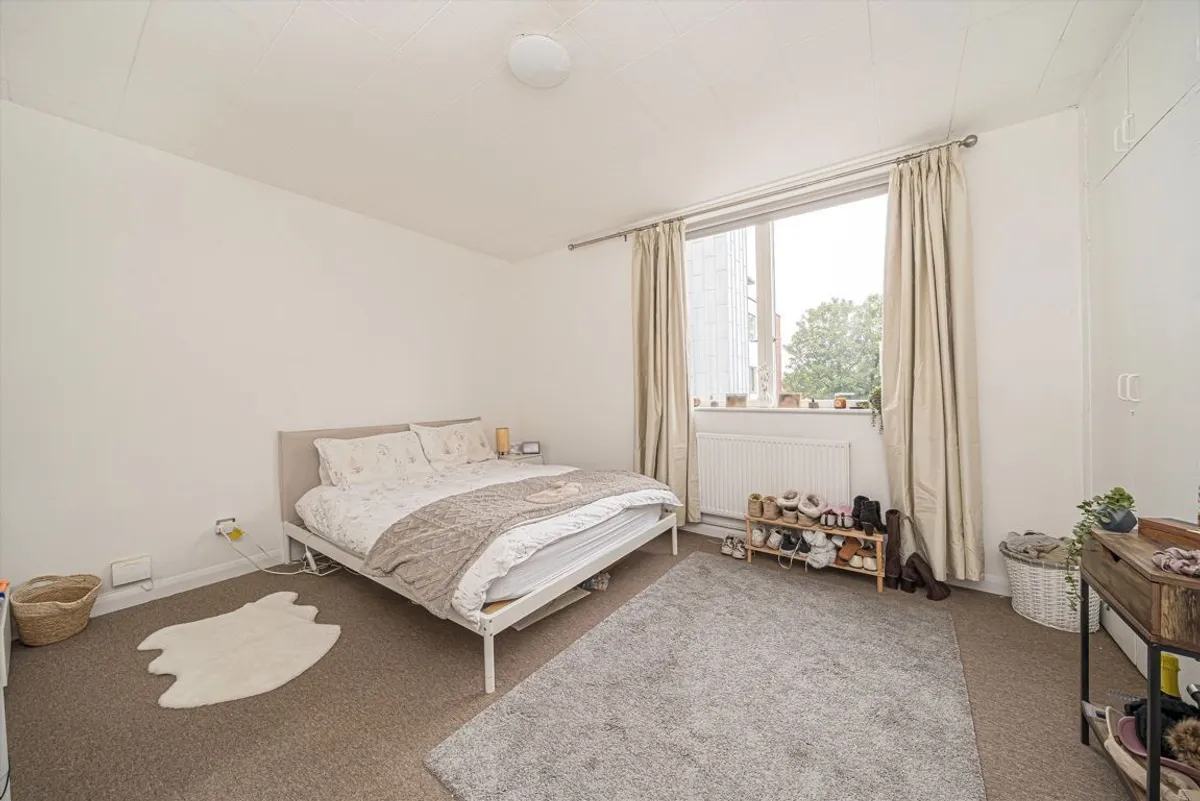 Flat Pemberton Road in Elmbridge