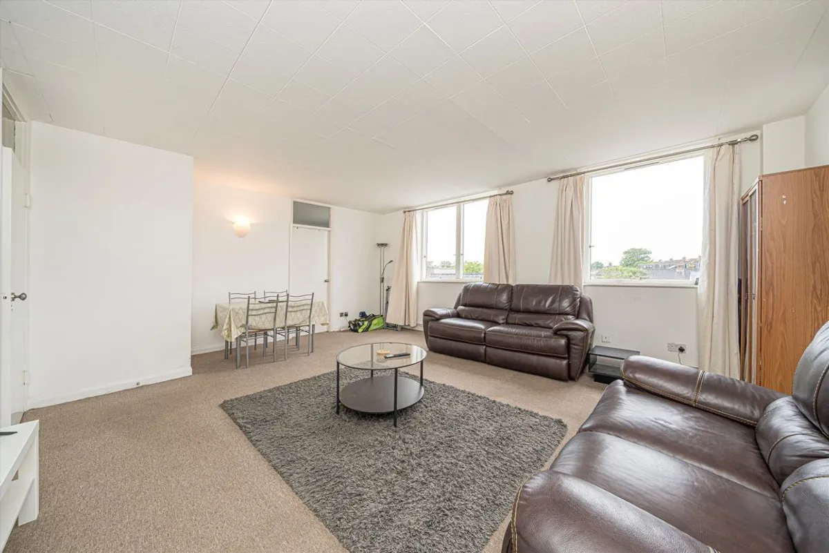 Flat Pemberton Road in Elmbridge