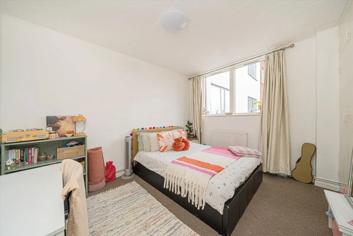 Flat Pemberton Road in Elmbridge