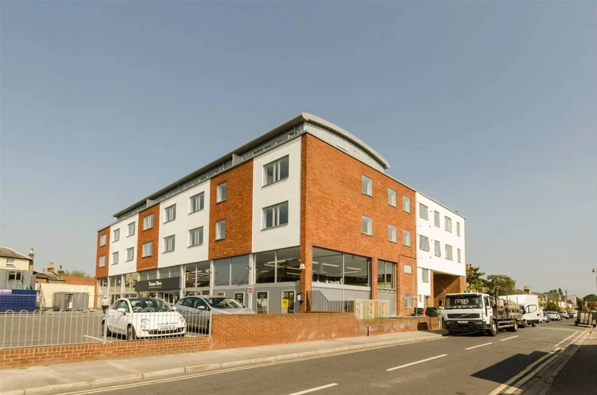 Flat Pemberton Road in Elmbridge