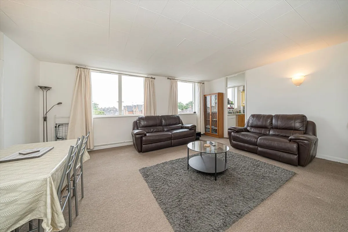 Flat Pemberton Road in Elmbridge