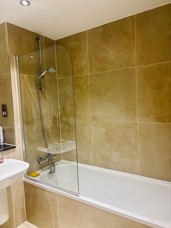 Room Lansdowne Road in Greater London