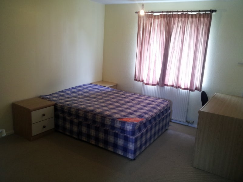 Room Leahurst Crescent in Birmingham