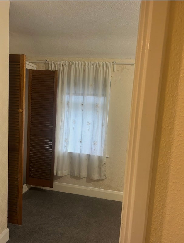 Room Riverside Road in Greater London