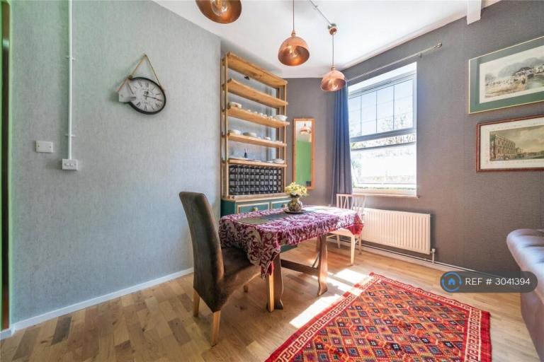 Flat Oaklands Road in Greater London