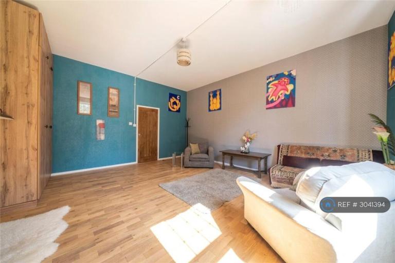 Flat Oaklands Road in Greater London