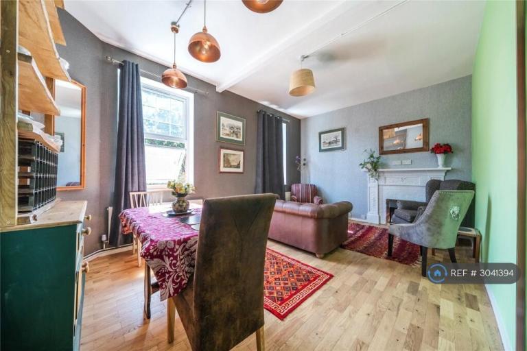 Flat Oaklands Road in Greater London