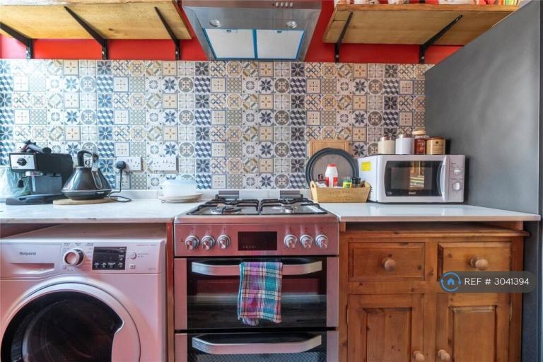 Flat Oaklands Road in Greater London