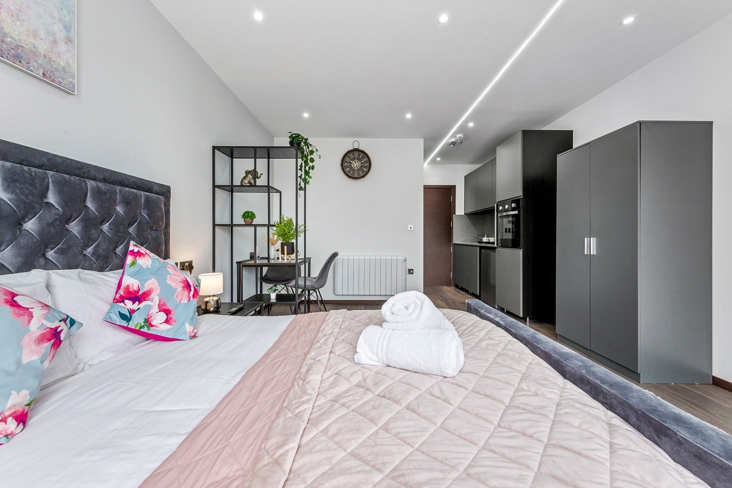 Flat Woodstock Road in Greater London