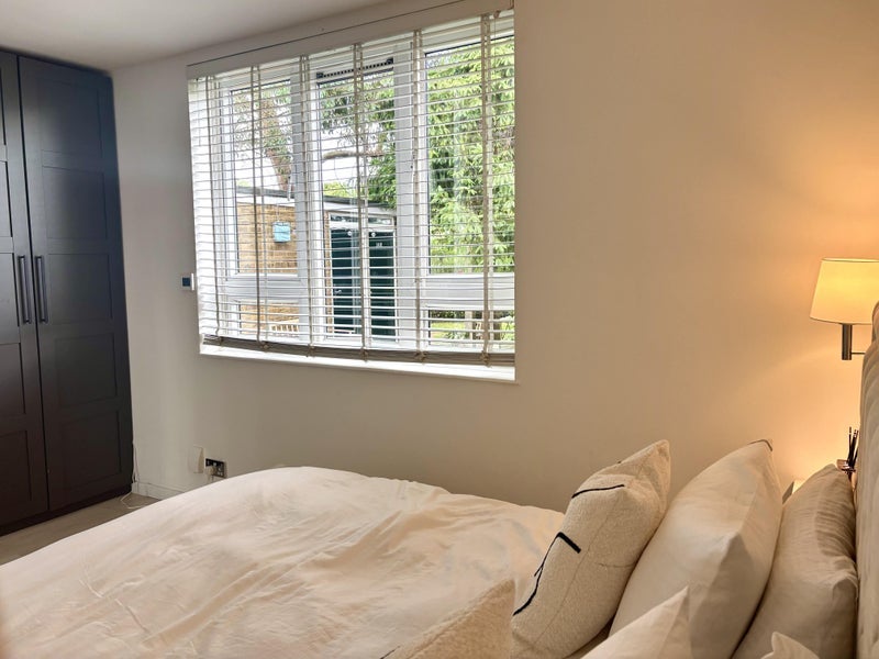 Flat Thames Road in Greater London