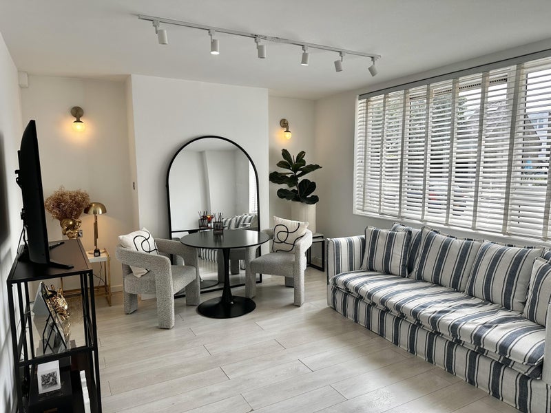 Flat Thames Road in Greater London