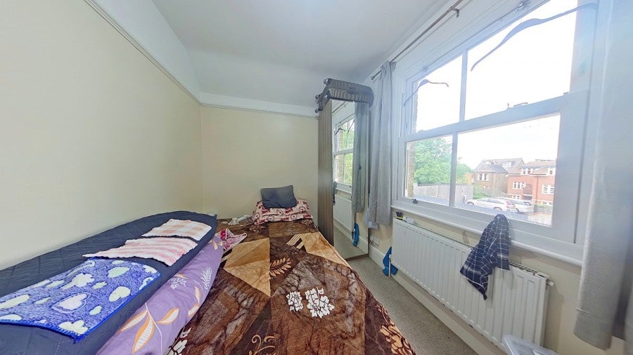 Flat Buckingham Road in Greater London