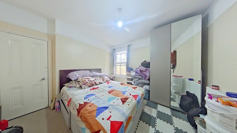 Flat Buckingham Road in Greater London