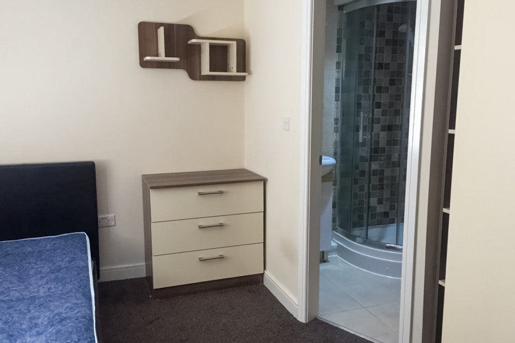 Room Hubert Road in Birmingham