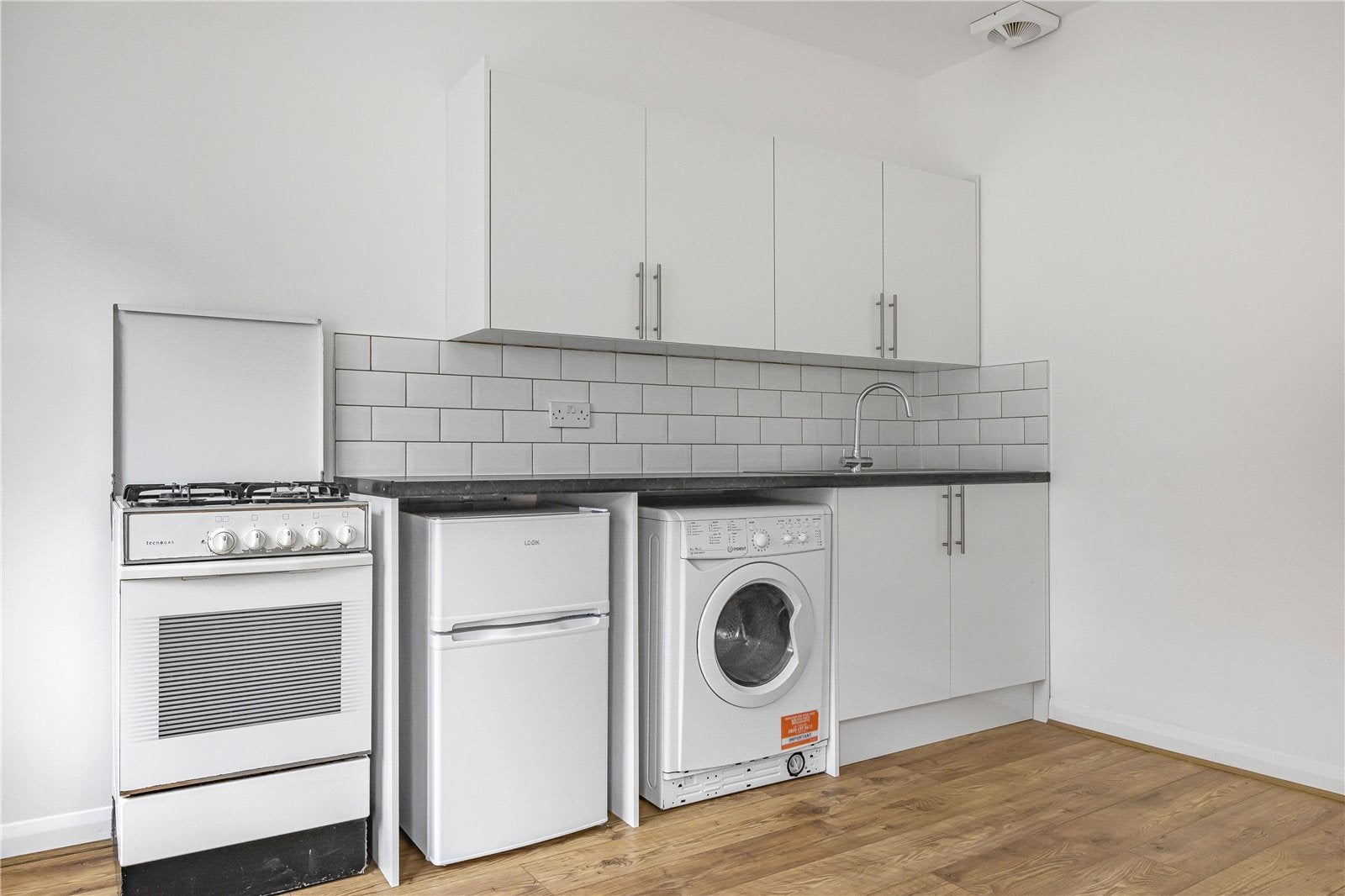 Flat Scrutton Street in Greater London