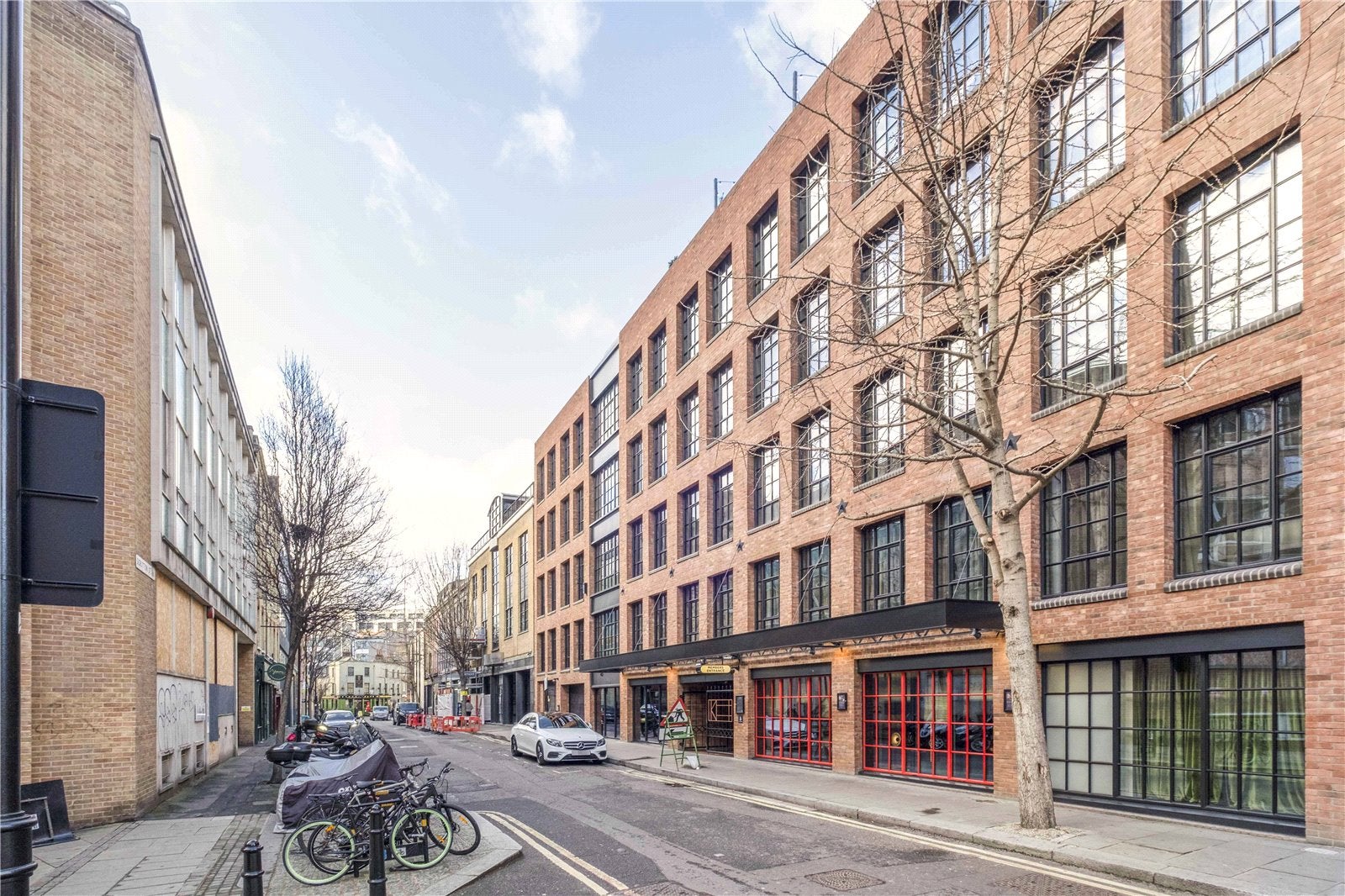 Flat Scrutton Street in Greater London