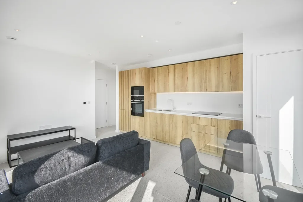 Flat Commercial Road in Greater London