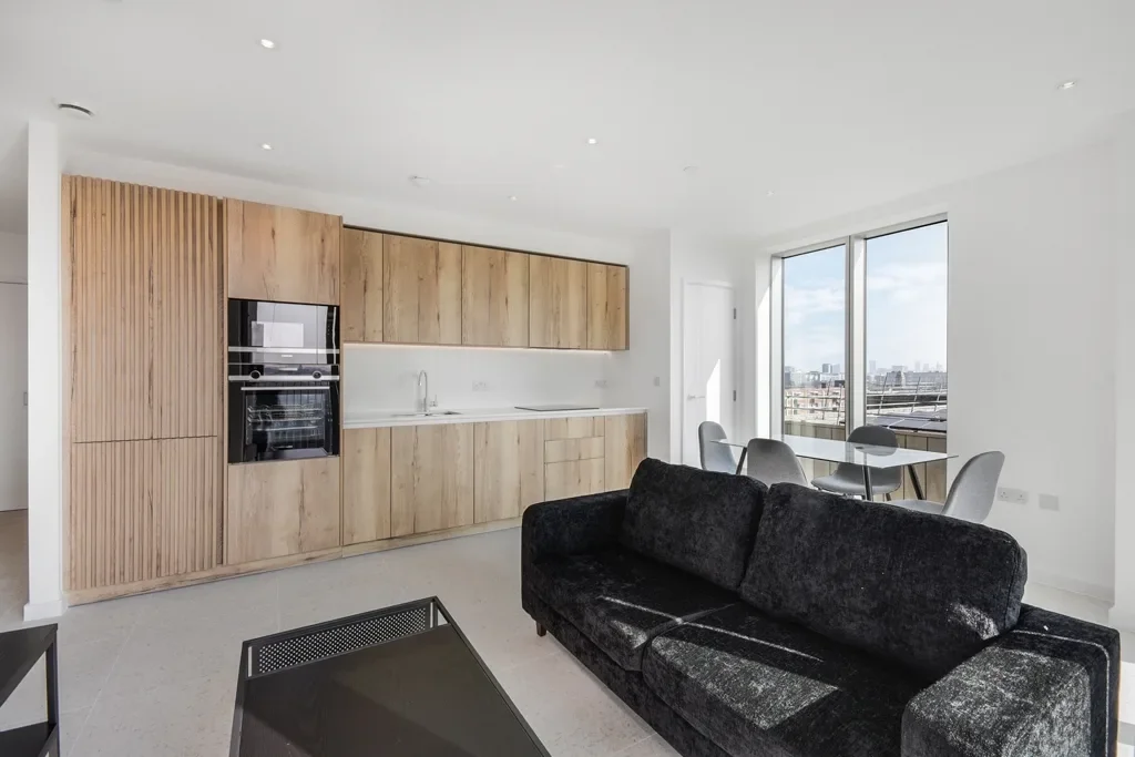 Flat Commercial Road in Greater London