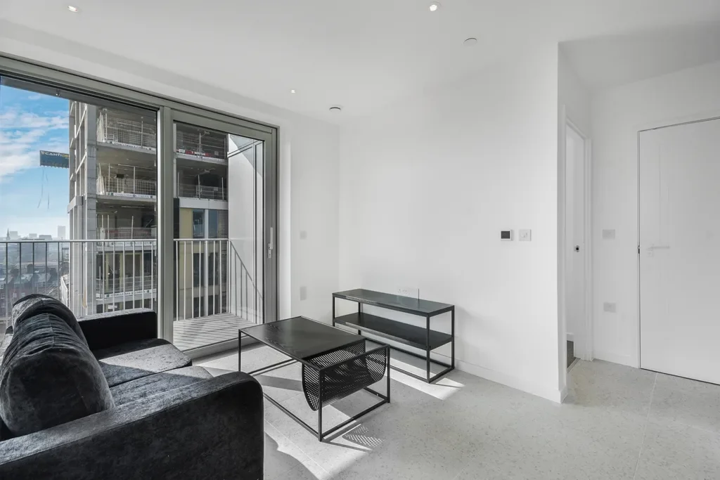 Flat Commercial Road in Greater London