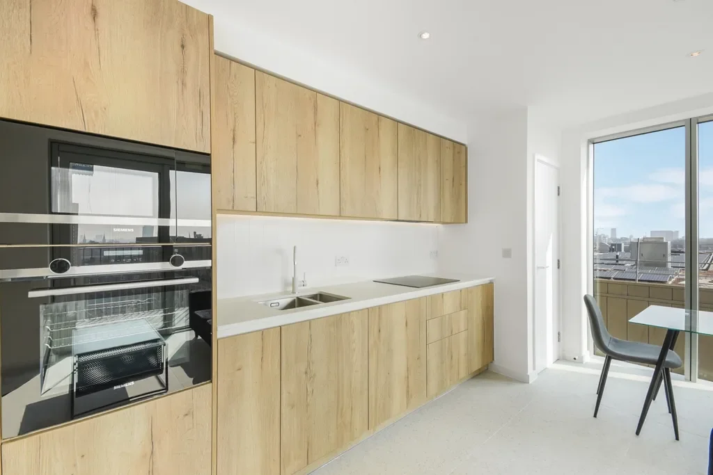 Flat Commercial Road in Greater London
