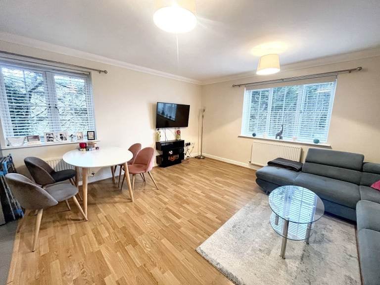 Flat Richards Way in Slough