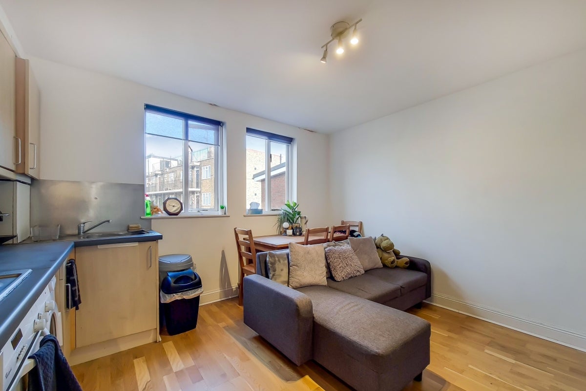 Flat Essex Road in Greater London