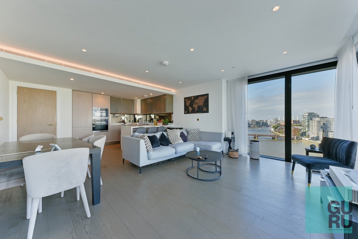 Flat Albert Embankment in Greater London
