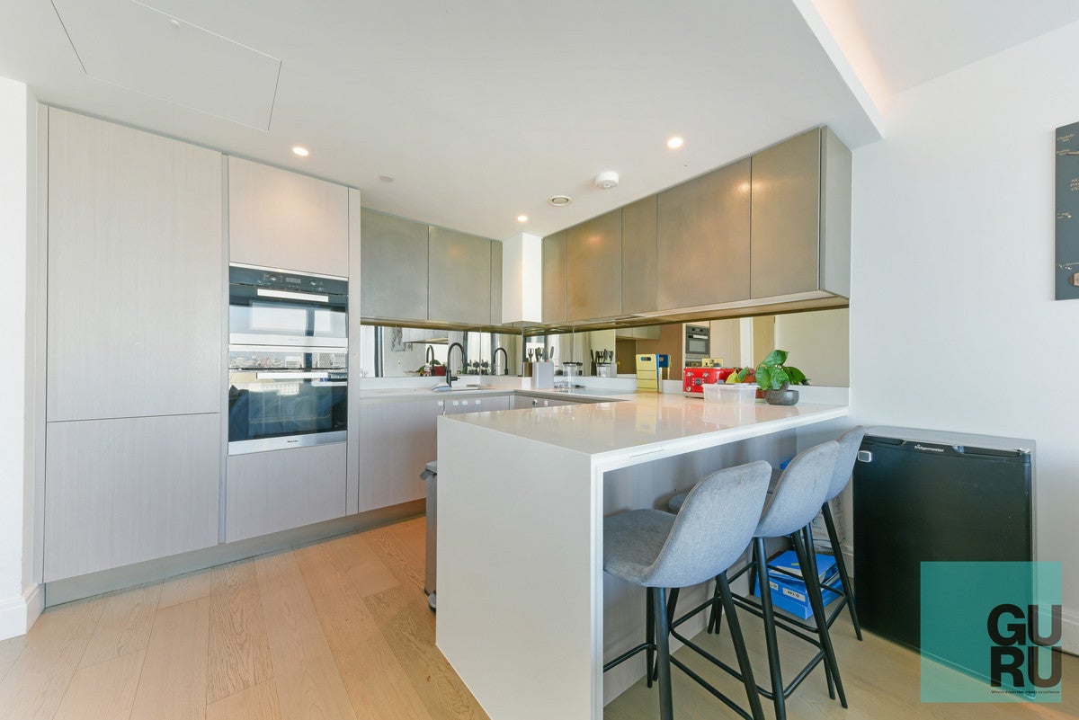 Flat Albert Embankment in Greater London